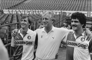 Johan Cruyff wordt gepresenteerd door trainer Thijs Libregts als aankopen voor het seizoen. Foto: Nationaal Archief, Anefo