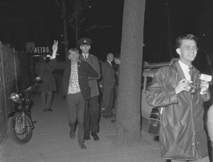 Gearresteerd provo naar een 'Happening' (provo-bijeenkomst). Foto: Jan Voets, Anefo. Nationaal Archief