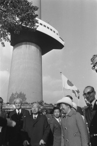 De Japanse Keizer brengt een bezoek aan de Rotterdamse Euromast. Foto: Nationaal Archief