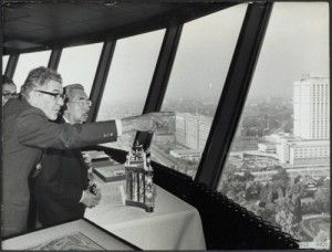 De Japanse keizer Hirohito in de Euromast met burgemeester Thomassen van Rotterdam. Foto: Nationaal Archief