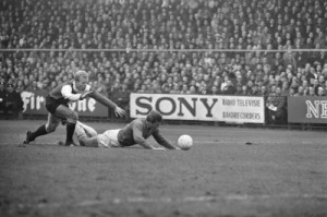 Piet Romeijn in een duel met Ajax met Piet Keizer. Foto: Eric Koch (Anefo). Nationaal Archief