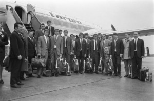 De spelers van UT Arad (Roemenië) komen aan op vliegveld Zestienhoven. Foto: Eric Koch, Nationaal Archief