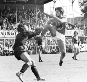 Een speler van FC Volendam in actie in het seizoen 1972-1973. Het logo met de kotter en de letter 'V' zijn goed zichtbaar. Foto: Archief FC Volendam