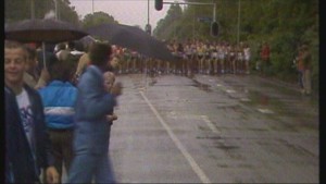 De Start van de Marathon van Rotterdam (1981) in de stromende regen. Beeld: TV Rijnmond